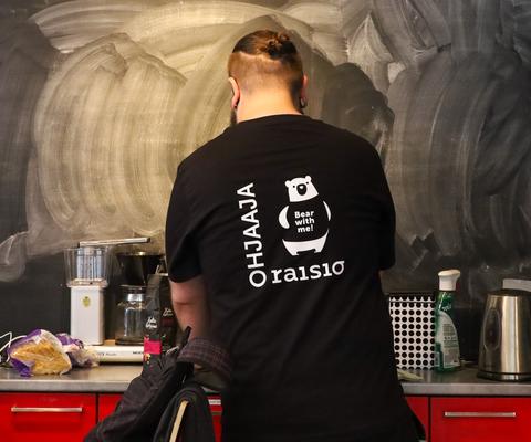Nuoriso-ohjaaja keittämässä kahvia.