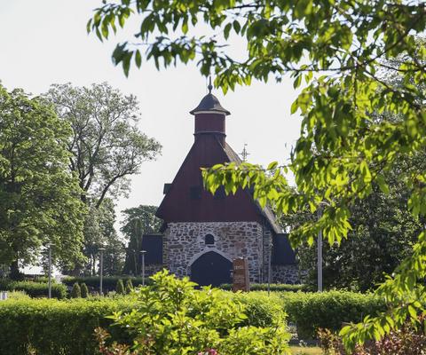 Raision kirkko ja hautausmaa. 