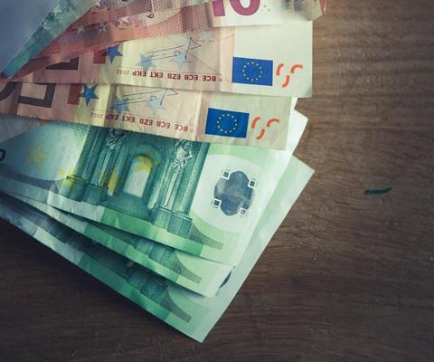 Eri suuruisia setelirahoja, euroja, pinossa pöydällä.