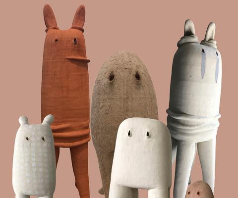 Susanne Koskimäki, Sukkahuosuolennot, 2022-2023, käsinrakennettu korkeapolttoinen keramiikka. Kuva muokattu