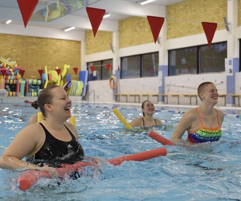 Ryhmä jumppaa Ulpukan altaassa. 