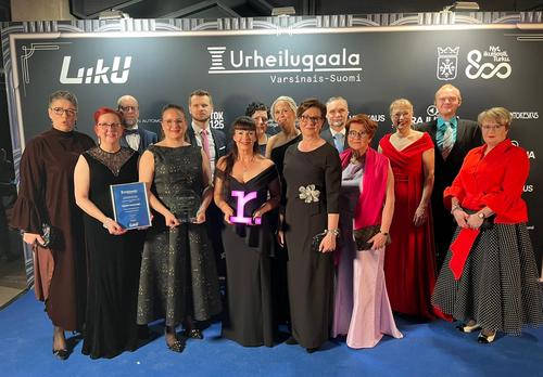 Palkinnon vastaanottajia Urheilugaalassa.