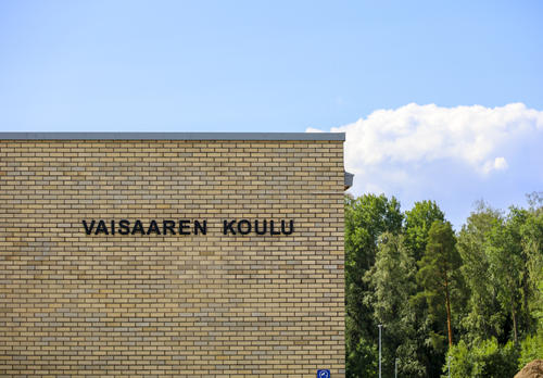 Vaisaaren koulun seinä, jossa teksti Vaisaaren koulu