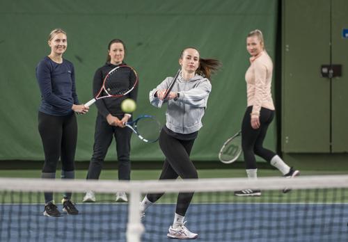 Henkilö pelaa tennistä.