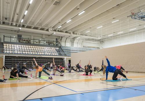 Aikuisia jumppasalissa tekemässä kehonhuoltoa