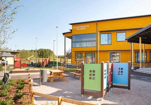 Kuloistenniityn päiväkodin piha. 