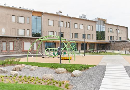 Tiedonpuiston koulun piha.