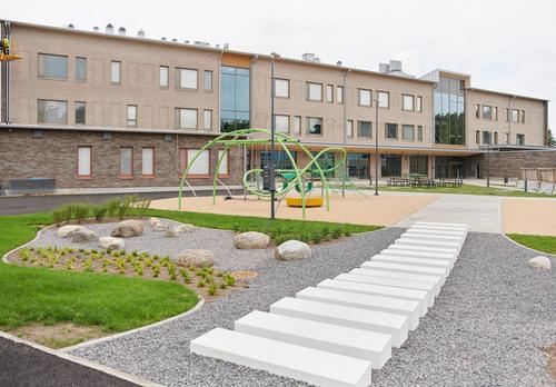 Tiedonpuiston koulun pihamaa.