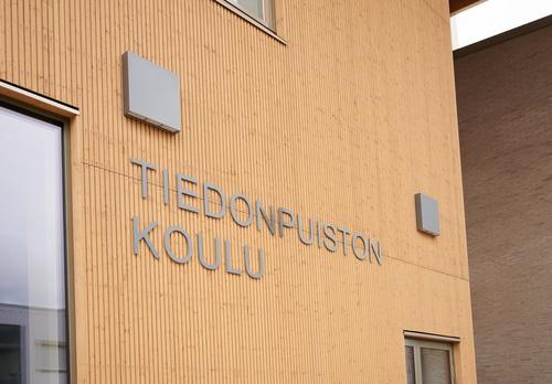Tiedonpuiston koulun pääovi.
