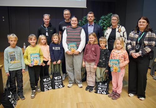 Kuloisten koulun oppilaat vastaanottivat Siljan liikuntakirjan.
