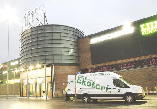 Ekotorin kierrätysauto Myllyn pihalla.