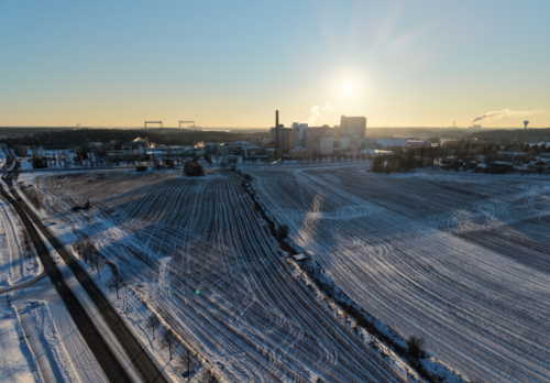 Myllypellon koulun tontti talvella.