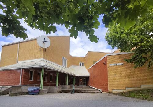 Friisilän koulun sisäänkäynti.