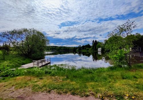 Kuvassa laituri järven rannassa.