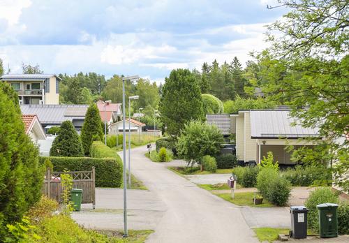 Kuvassa keskellä on kävelykatu. Kadun ympärillä taloja ja pihoja. Kuvassa paljon puita ja nurmikkoa.