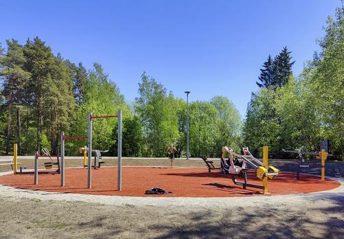 Henkilö urheilee Ihalan ulkoliikuntasalilla.