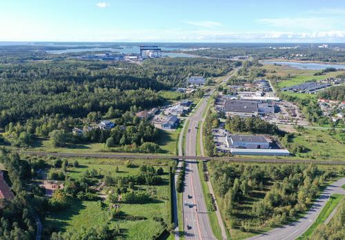 Ilmakuvassa Raision junarata.