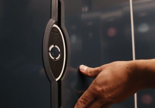 Kädellä avataan sähköisen pukukaapin lukkoa.