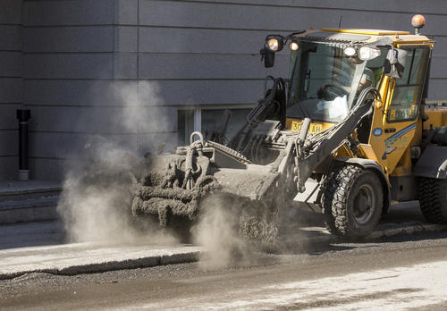 katupölyn puhdistusta harjatraktorilla