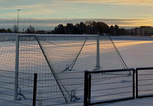 Talvinen jalkapallokenttä Raision Kerttulassa.
