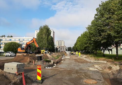 Kuvassa tieremontti ja taustalla kaivinkone