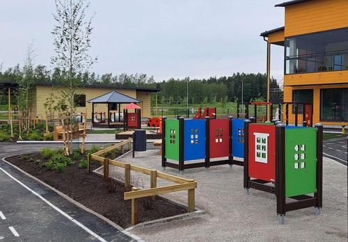 Kuloistenniityn päiväkodin värikäs piha-alue