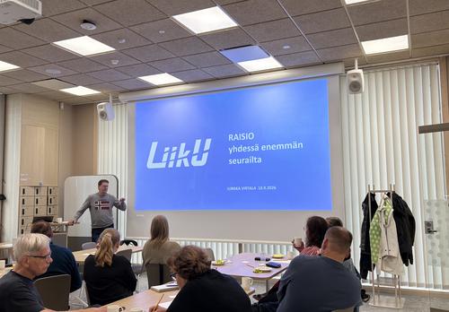 Henkilö esittelee diaesitystä.