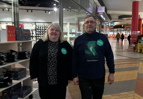 Nainen ja mies kävelemässä kauppakeskuksessa