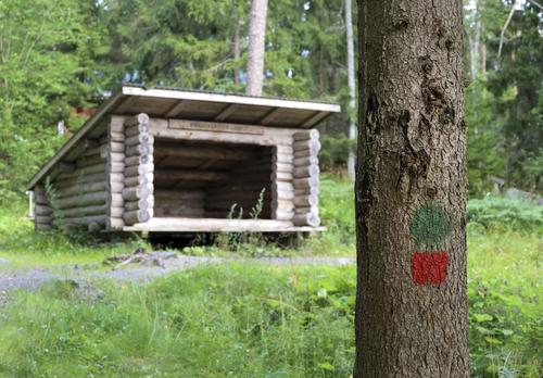 Pähkinämäen laavu.