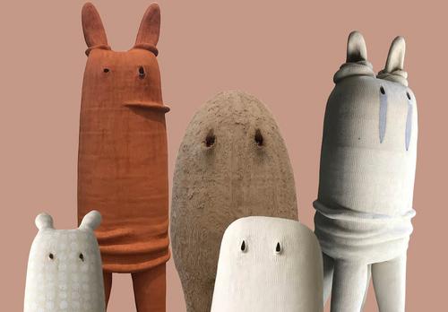 Susanne Koskimäki, Sukkahuosuolennot, 2022-2023, käsinrakennettu korkeapolttoinen keramiikka. Kuva muokattu