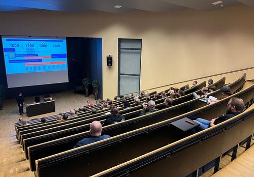 Ihmisiä auditoriotilassa