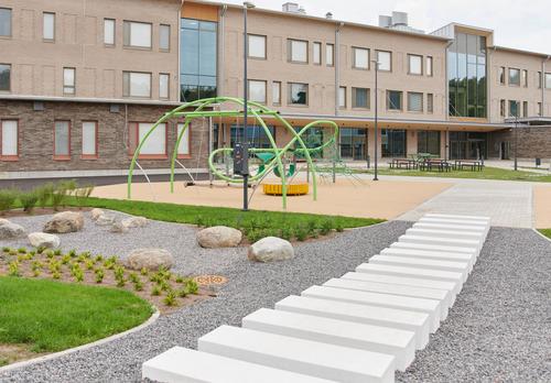 Tiedonpuiston koulun piha