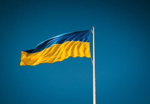 Ukrainan lippu lipputangossa. 