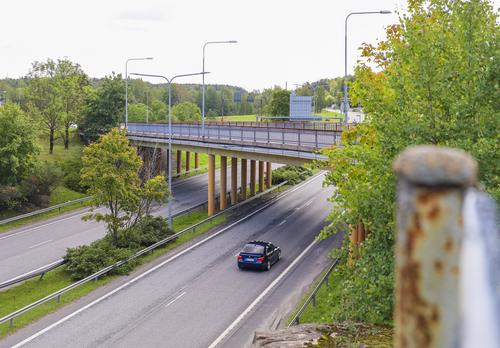 Kuloisten risteyssilta ja auto kasitiellä.