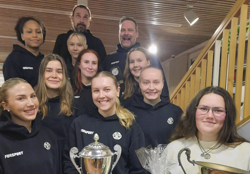 Palkittuja urheilijoita ryhmäkuvassa