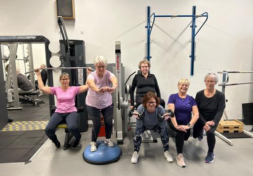 Eläkeläisnaisten ryhmä kuntosalilla.