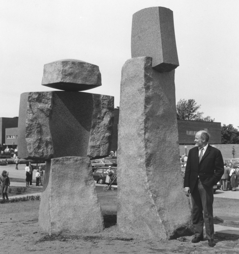 Killi ja Nalli -patsaan vieressä kuvanveistäjä Harry Kivijärvi. Mustavalkoinen valokuva.