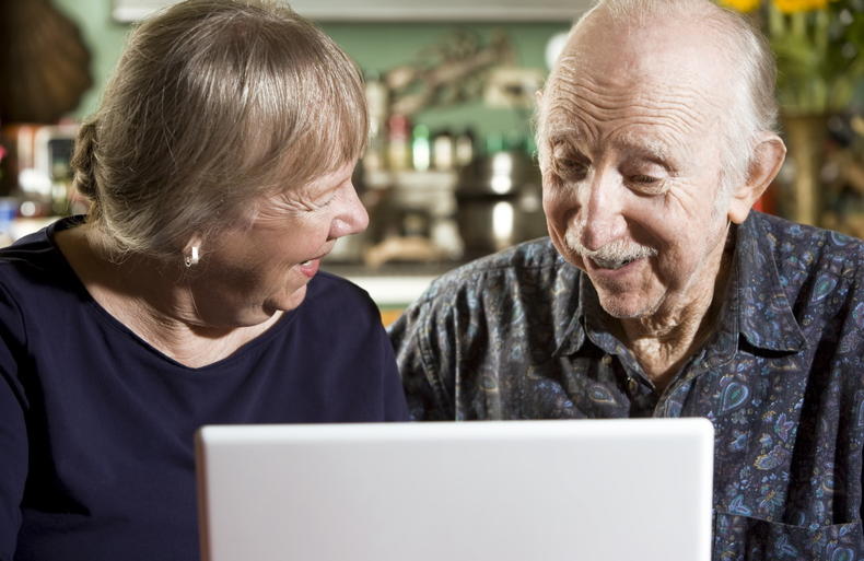 seniorit tutkivat tietokonetta
