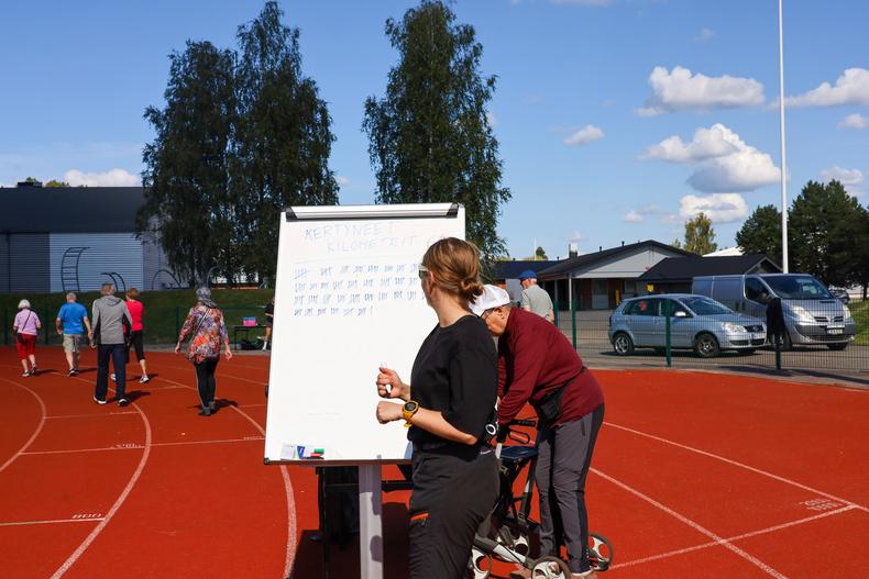Henkilö merkitsee tauluun viivoja kertyneistä kierroksista.