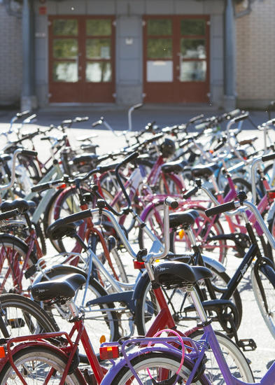 Polkupyöriä Vaisaaren koulun edessä.