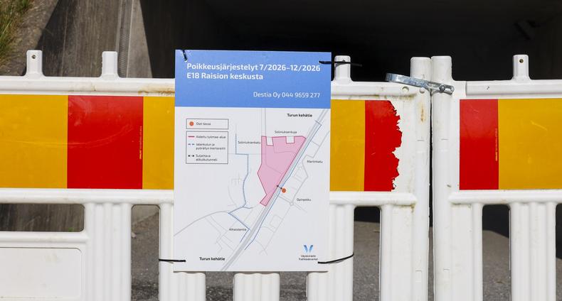 Työmaakyltti Kirjasrtotalon edustalla.