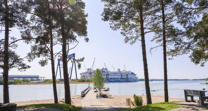 Laituri Hahdenniemen hiekkarannalla. 