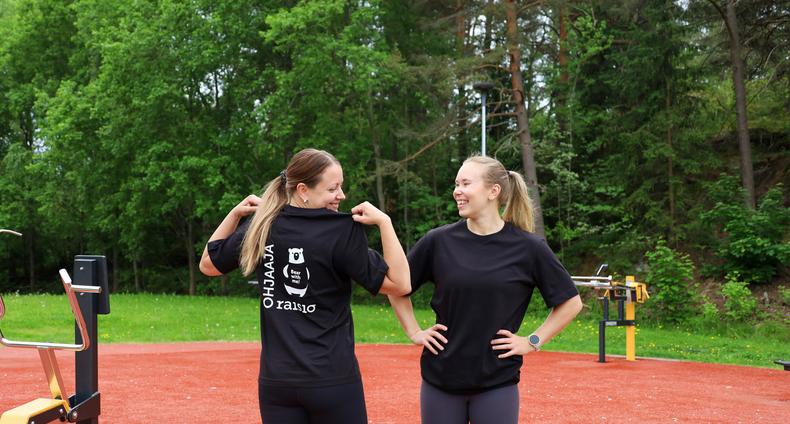 Kaksi liikunnanohjaajaa hymyilee kameralle.