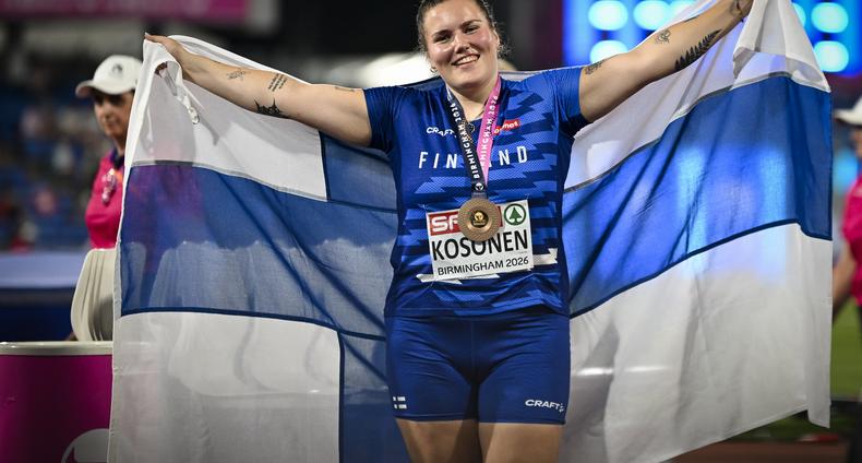 Silja Kosonen ja Suomen lippu