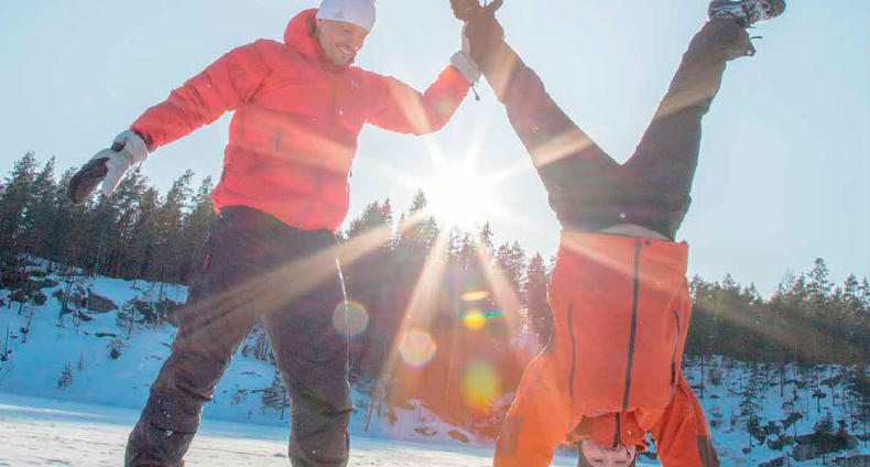 Kaksi ihmistä liikkuu talvisessa luonnossa.