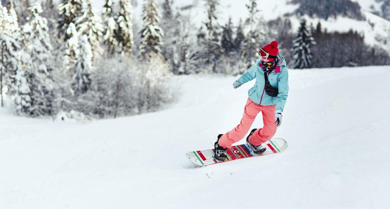 Lumilautailija rinteessä.